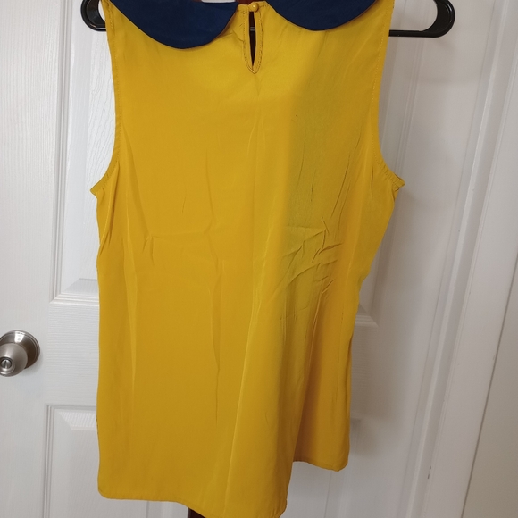 Sleeveless Blouse - Picture 2 of 3